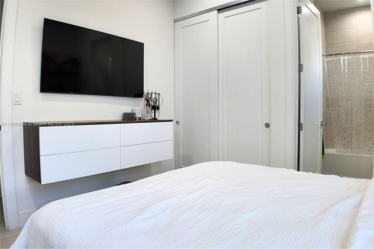 8002 NW 43rd St, Doral, FL 33166 Photo