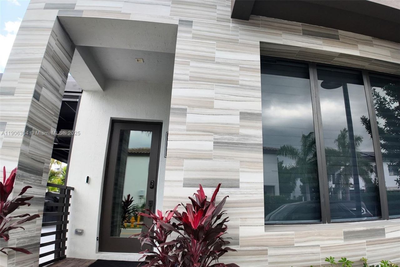 8002 NW 43rd St, Doral, FL 33166 Photo