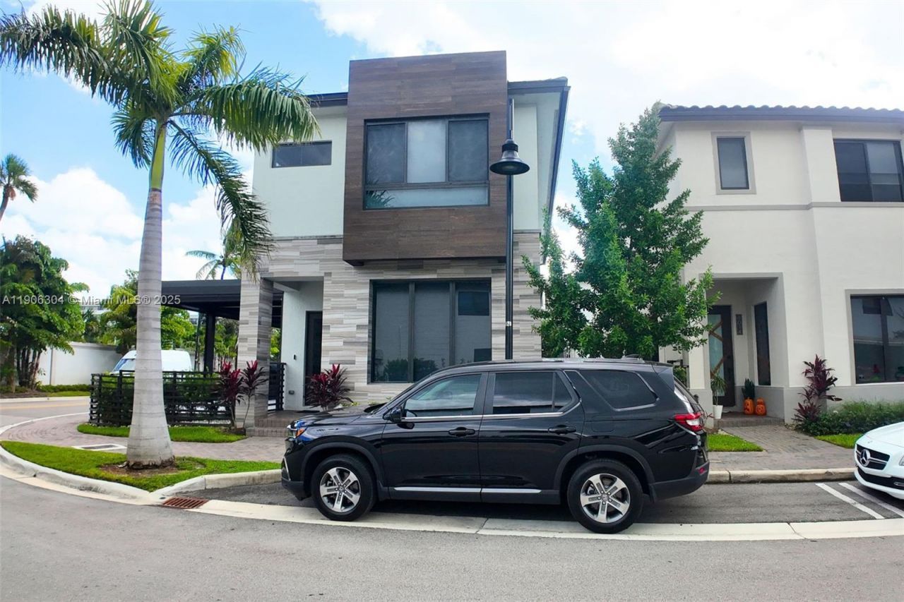 8002 NW 43rd St, Doral, FL 33166 Photo