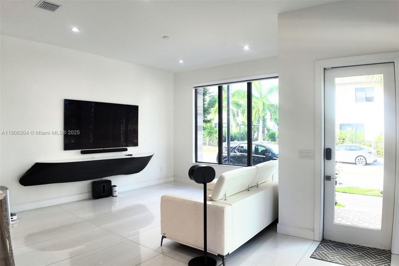 8002 NW 43rd St, Doral, FL 33166 Photo