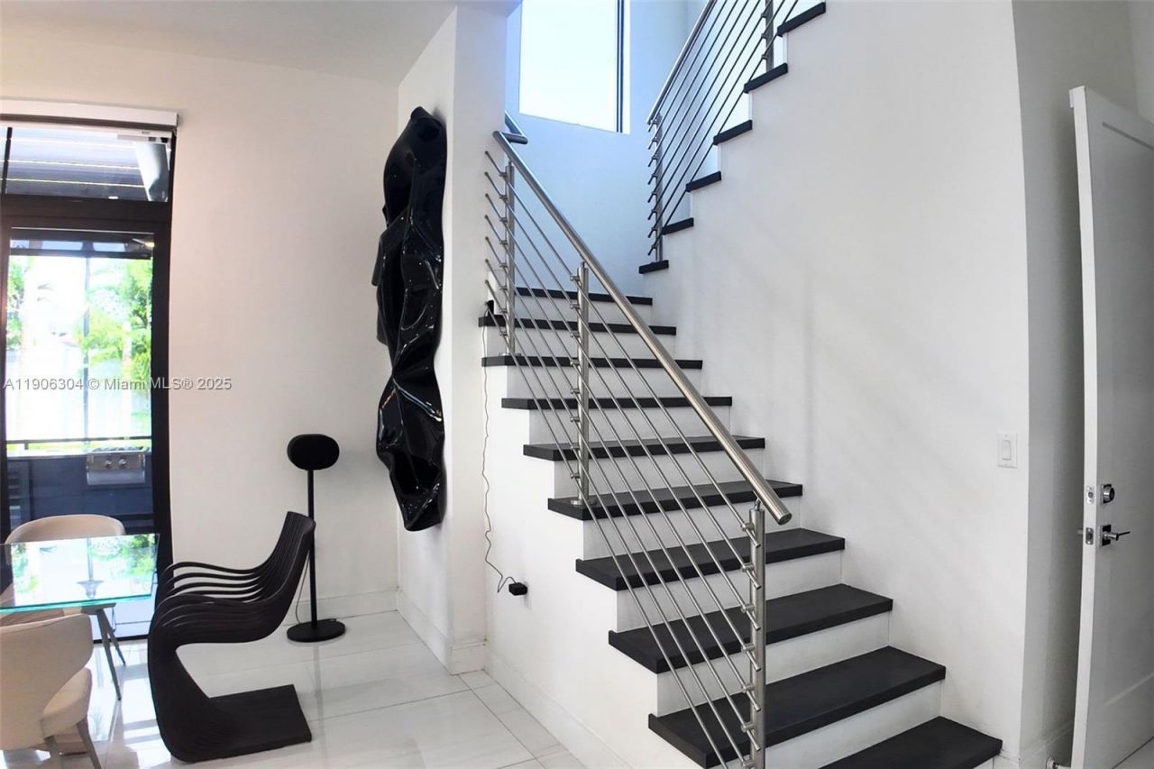 8002 NW 43rd St, Doral, FL 33166 Photo