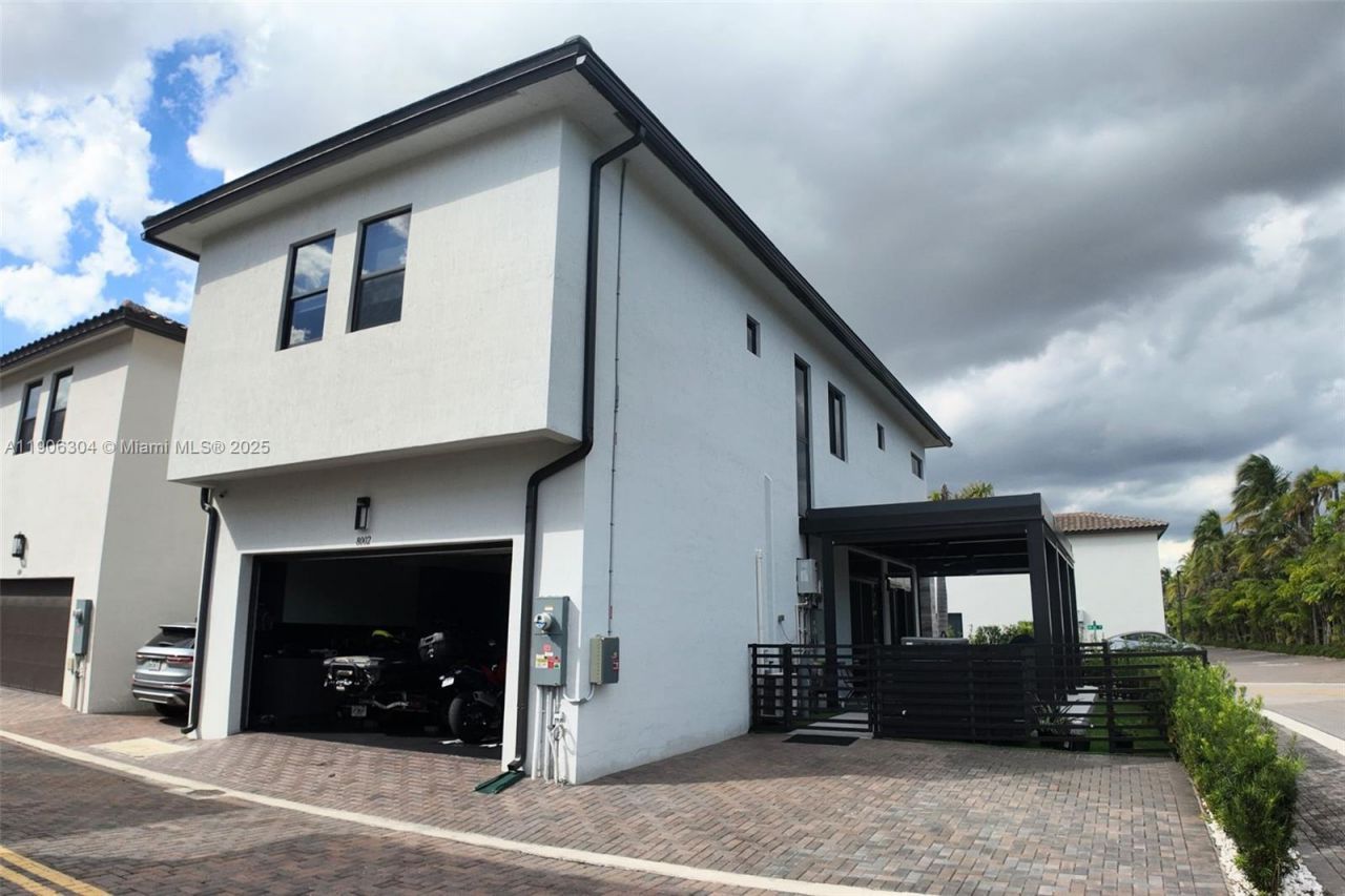 8002 NW 43rd St, Doral, FL 33166 Photo