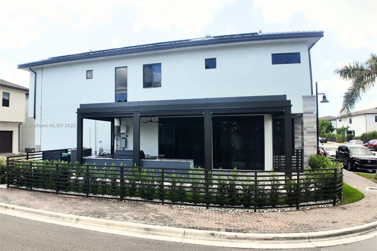 8002 NW 43rd St, Doral, FL 33166 Photo