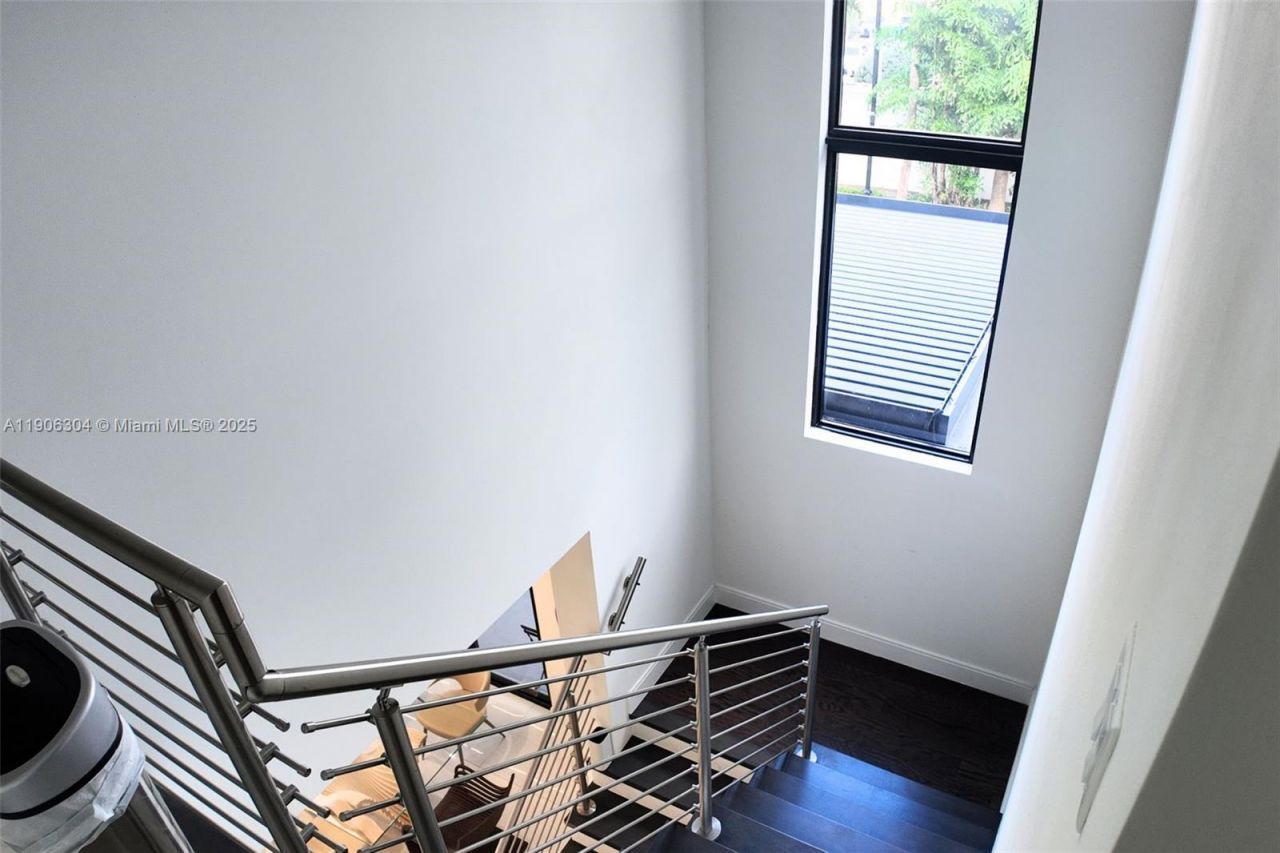 8002 NW 43rd St, Doral, FL 33166 Photo