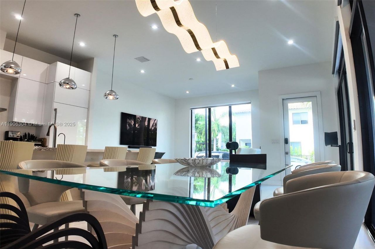 8002 NW 43rd St, Doral, FL 33166 Photo