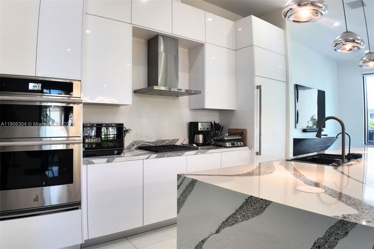 8002 NW 43rd St, Doral, FL 33166 Photo