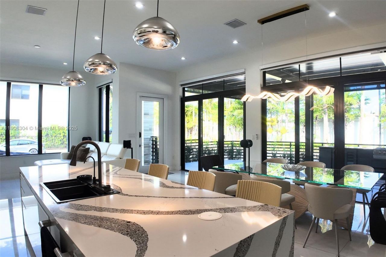 8002 NW 43rd St, Doral, FL 33166 Photo