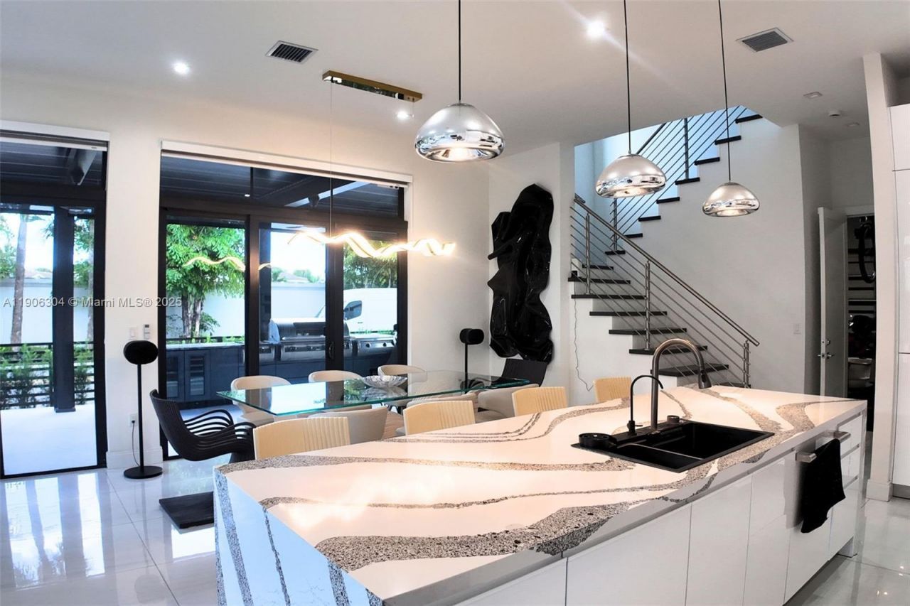 8002 NW 43rd St, Doral, FL 33166 Photo