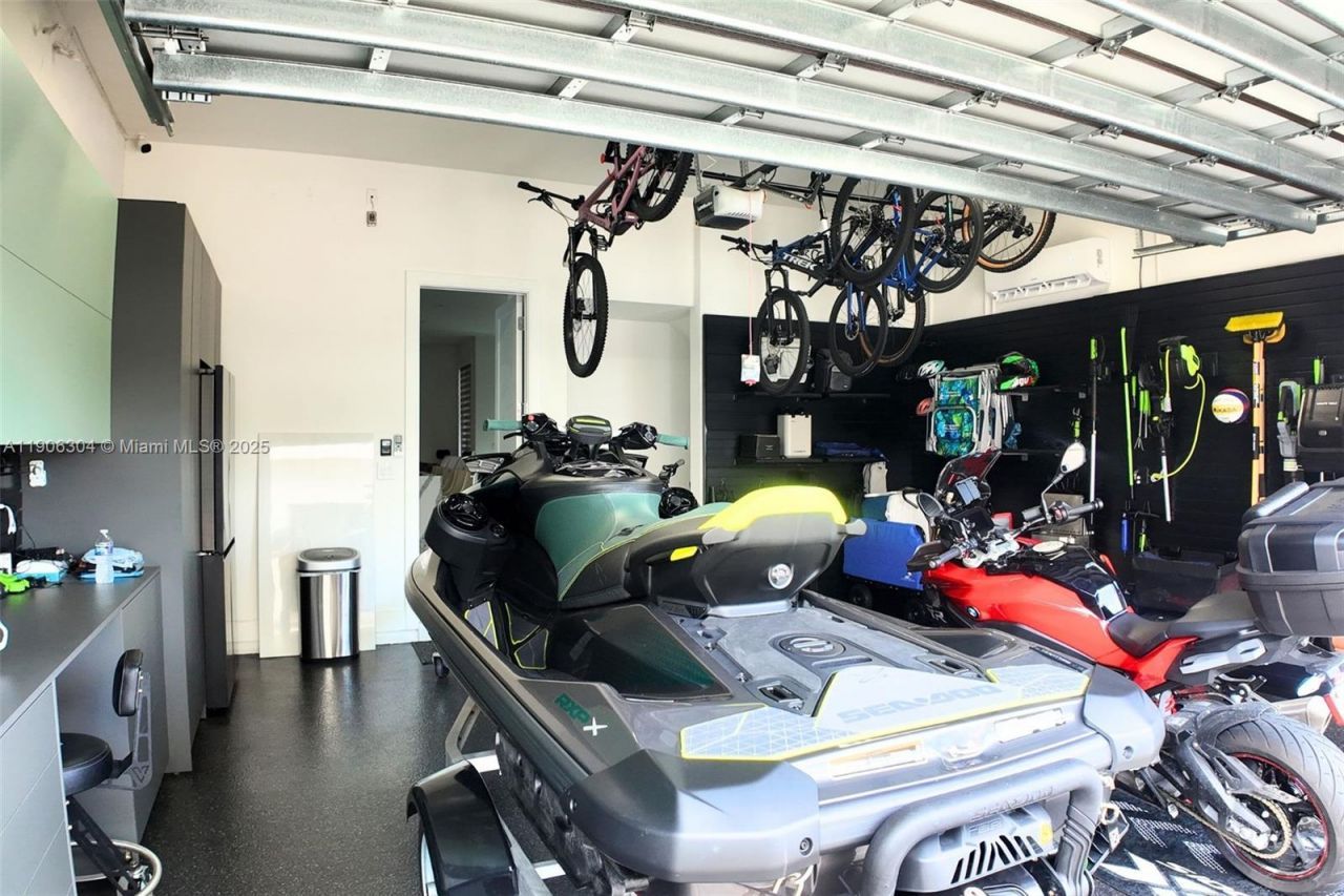 8002 NW 43rd St, Doral, FL 33166 Photo