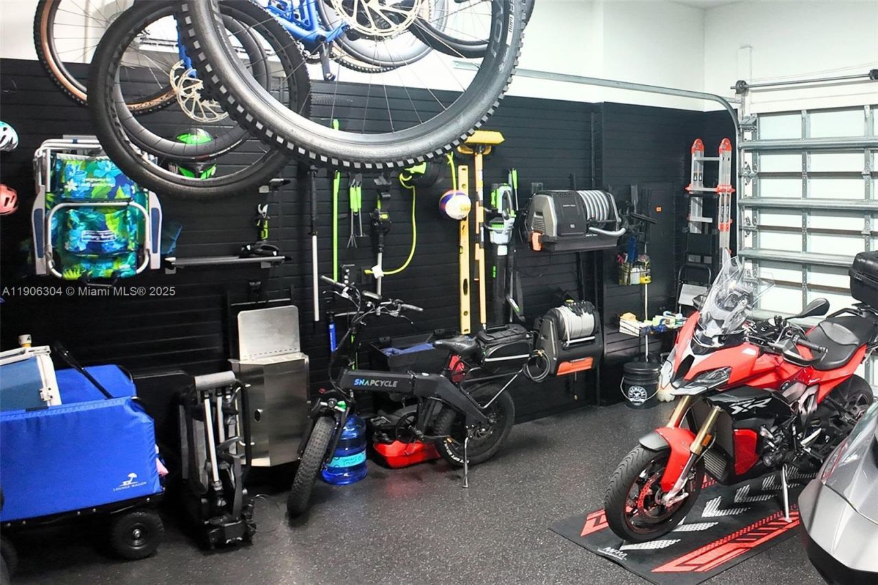 8002 NW 43rd St, Doral, FL 33166 Photo