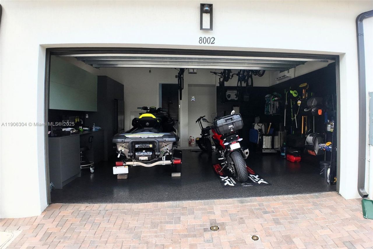 8002 NW 43rd St, Doral, FL 33166 Photo