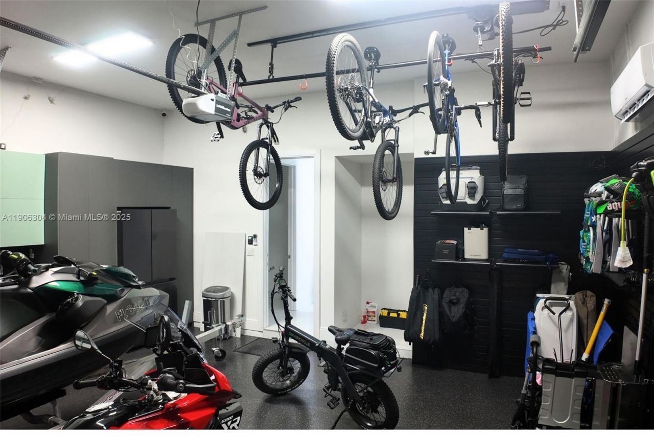 8002 NW 43rd St, Doral, FL 33166 Photo