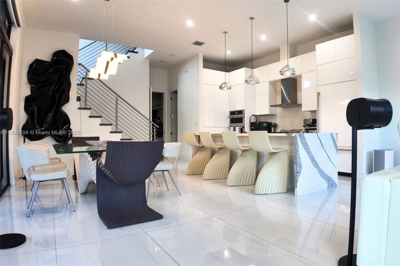 8002 NW 43rd St, Doral, FL 33166 Photo