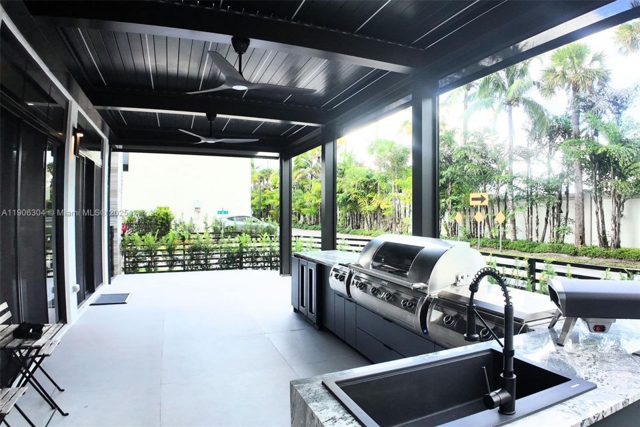 8002 NW 43rd St, Doral, FL 33166 Photo