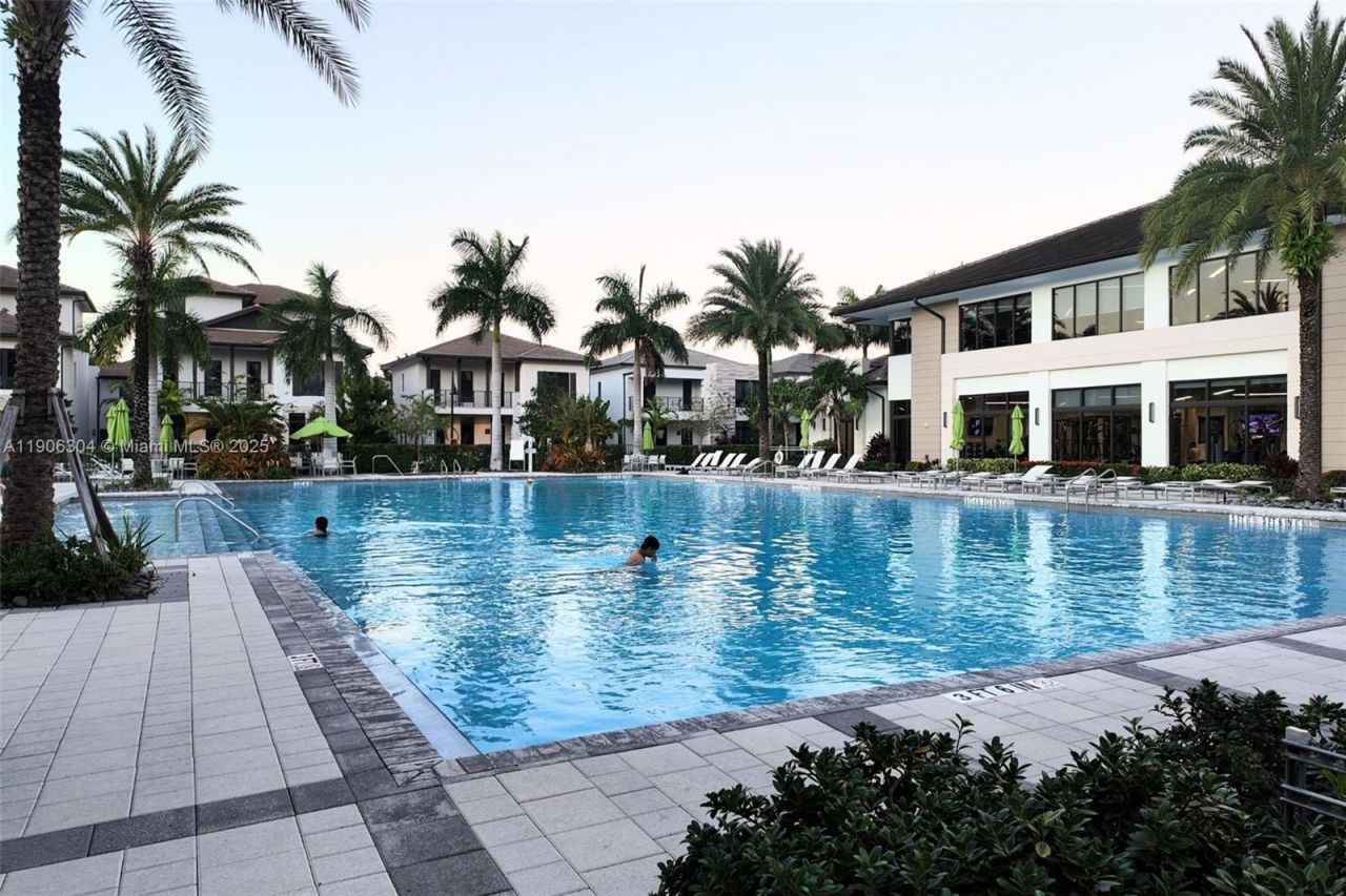 8002 NW 43rd St, Doral, FL 33166 Photo