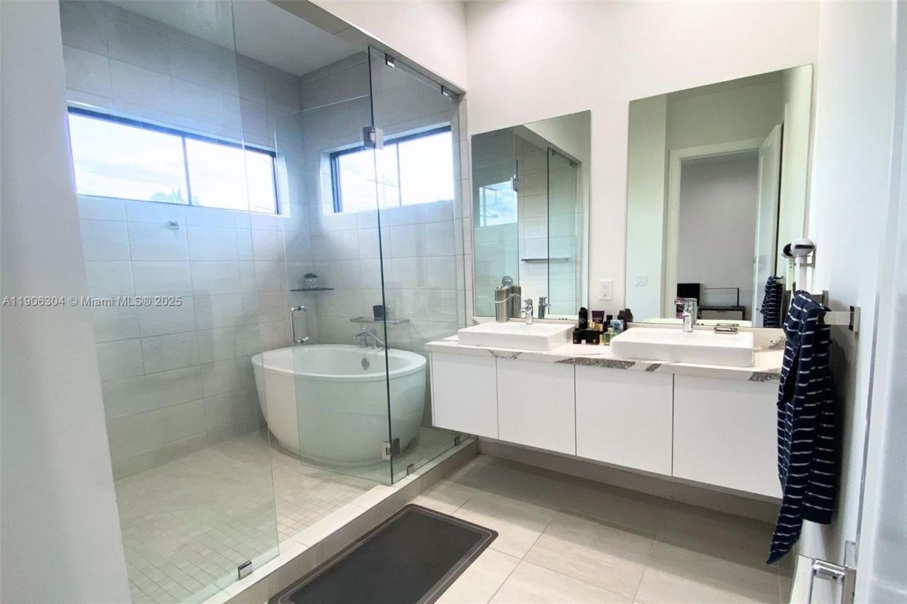 8002 NW 43rd St, Doral, FL 33166 Photo