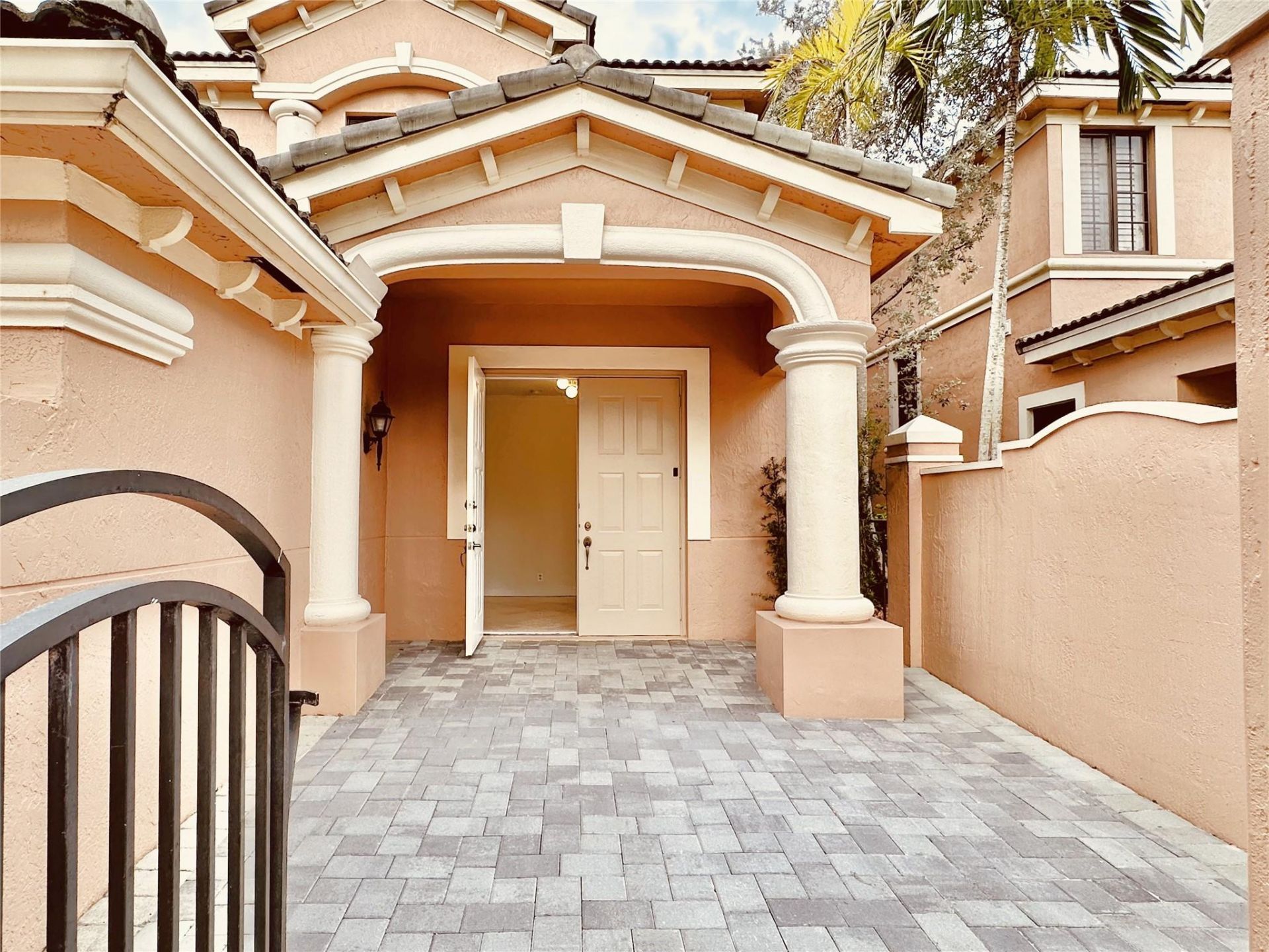 2669 Center Court Drive, Unit 3-10, Weston, FL 33332 Photo