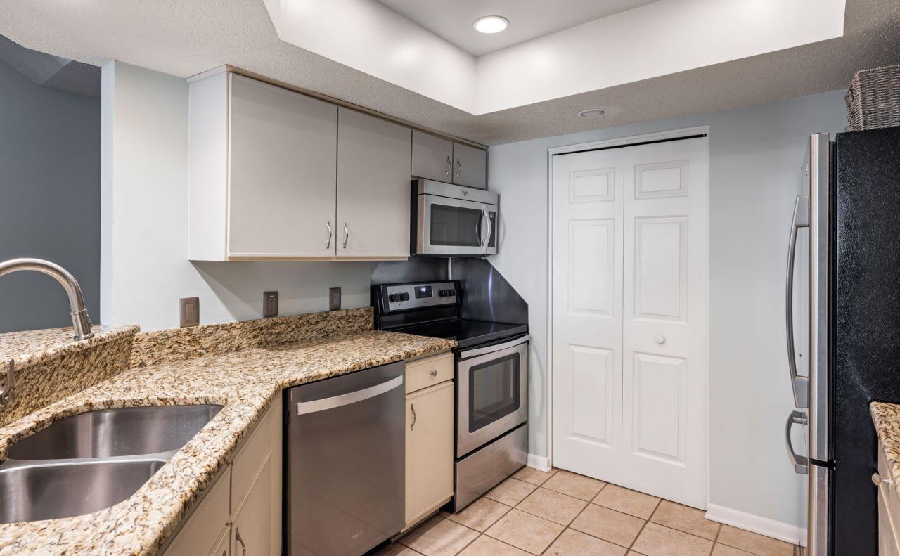 304 Yacht Harbor Court Photo 6