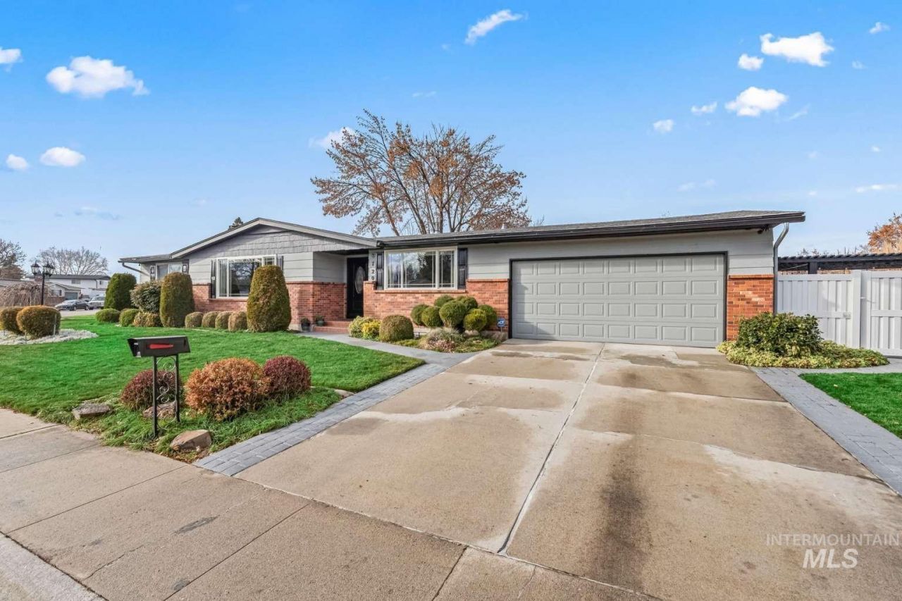 8720 W Cornwall Dr, Boise, ID 83704 Main Photo