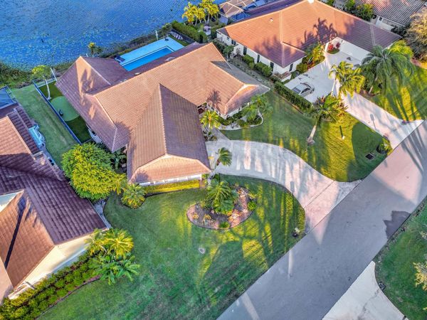 19 Cambria Road E, Palm Beach Gardens, FL 33418