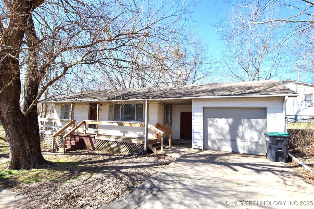 215 S Maple Avenue , Tahlequah, OK 74464 Main Photo