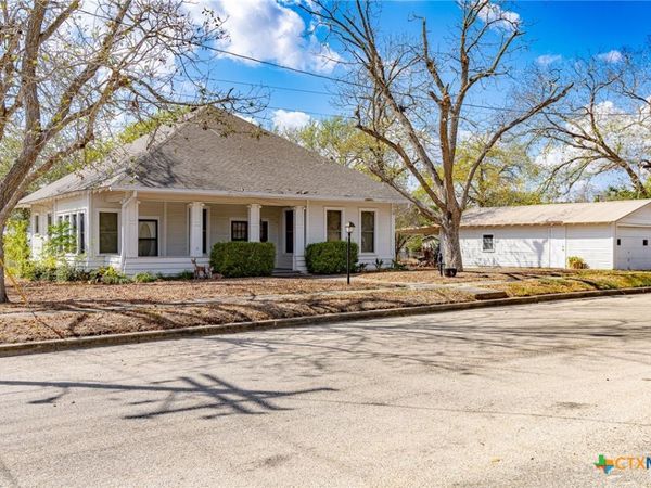 1306 N Avenue G, Shiner, TX 77984