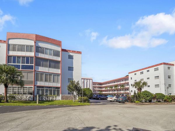 4000 NW 44th Avenue, Unit 301, Lauderdale Lakes, FL 33319