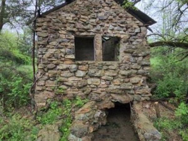 000 M- WOLFE Drive, Mountain Grove, MO 65711