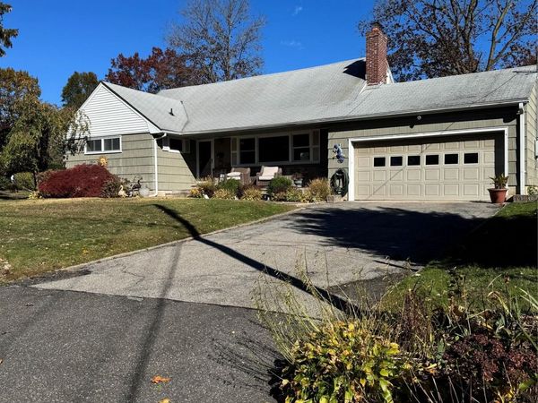 1 Glades Way, Halesite, NY 11743