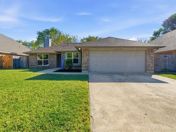 1212 Eagle Lake Drive, Azle, TX 76020