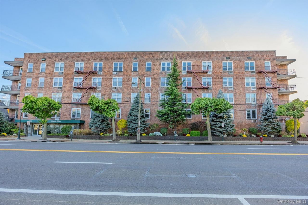 504 Merrick Road, Unit 4E, Lynbrook, NY 11563 Main Photo