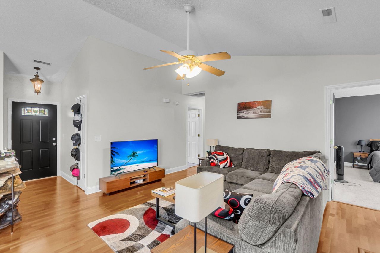 137 Paddock Way Photo 10