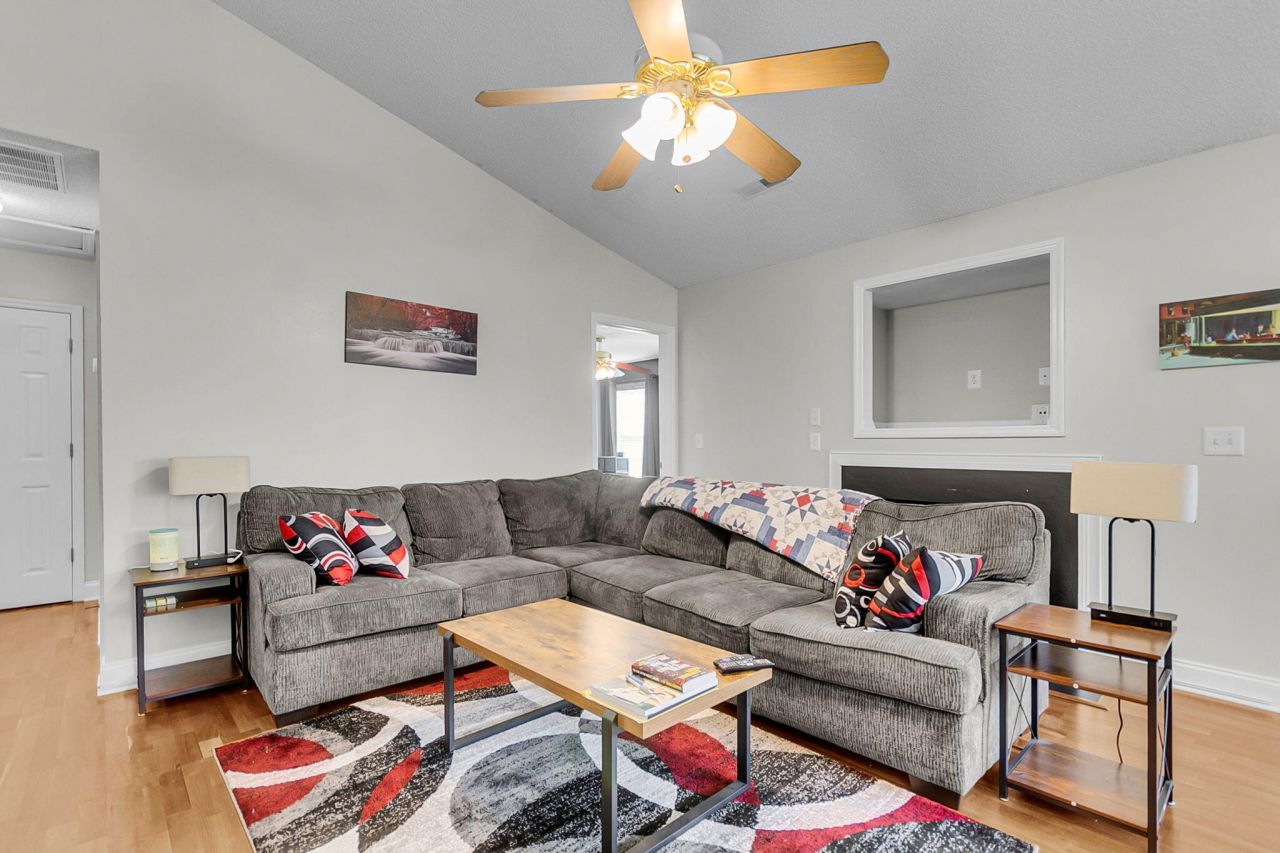 137 Paddock Way Photo 11