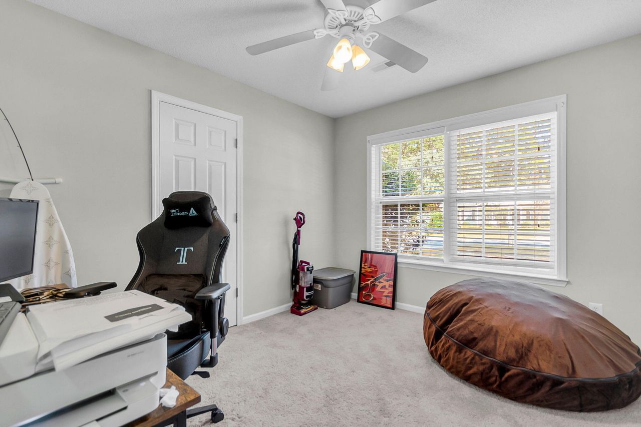 137 Paddock Way Photo 28