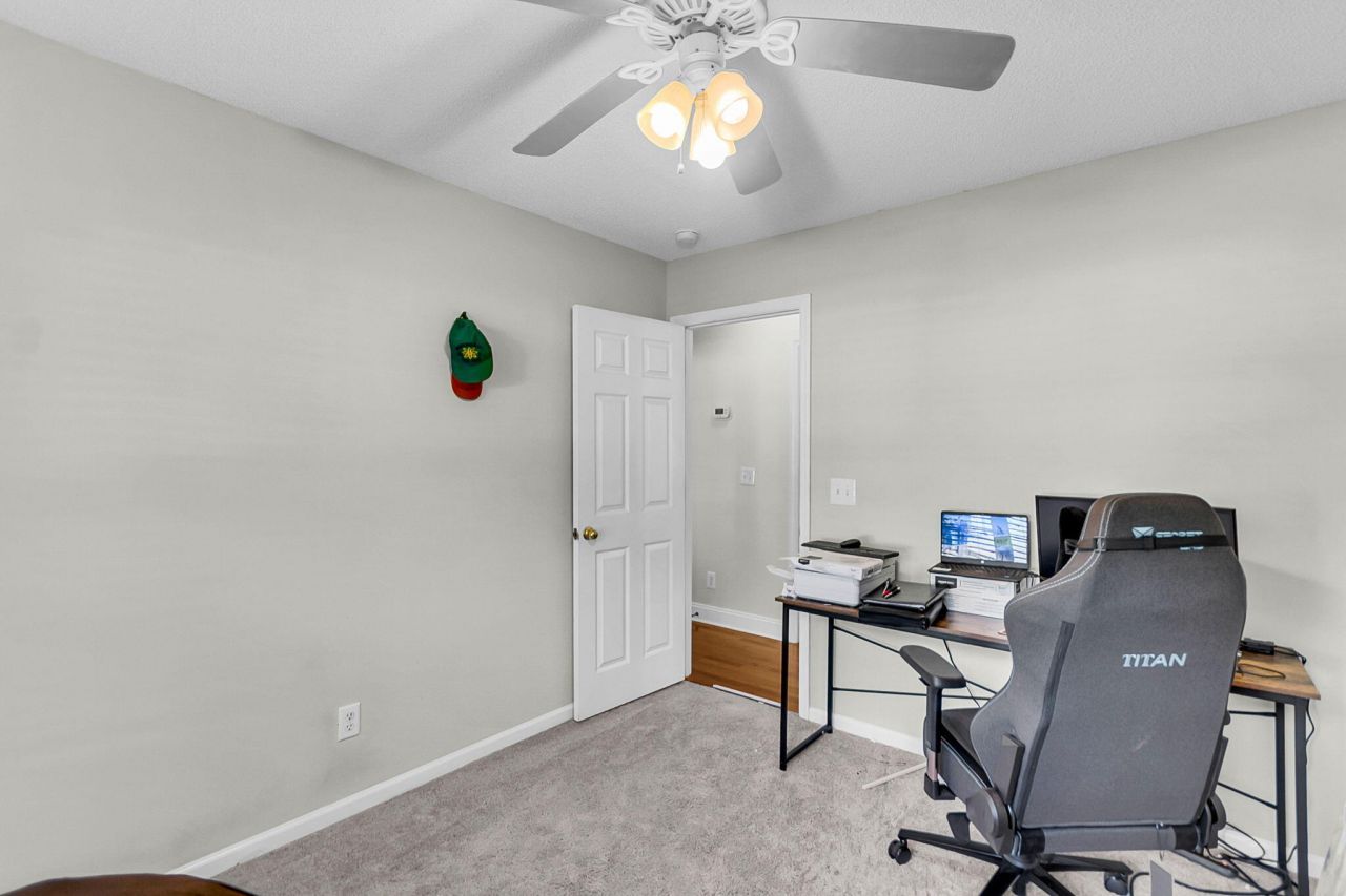 137 Paddock Way Photo 29