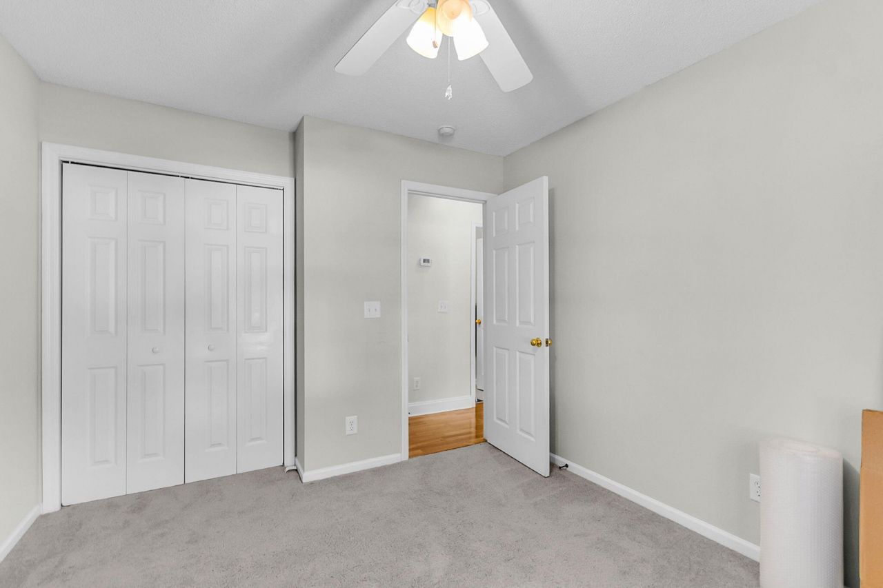 137 Paddock Way Photo 32