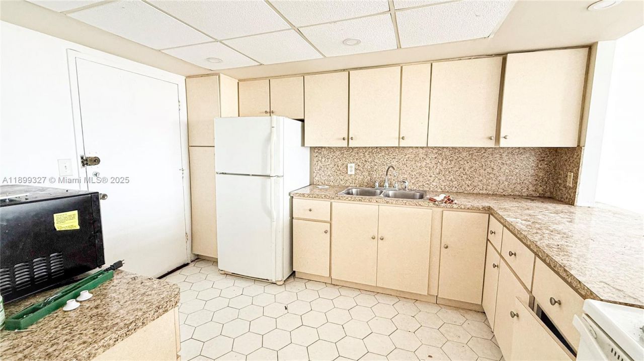 1351 NE Miami Gardens Dr, Unit 1404E, Miami, FL 33179 Photo