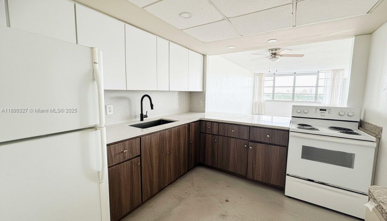 1351 NE Miami Gardens Dr, Unit 1404E, Miami, FL 33179 Photo