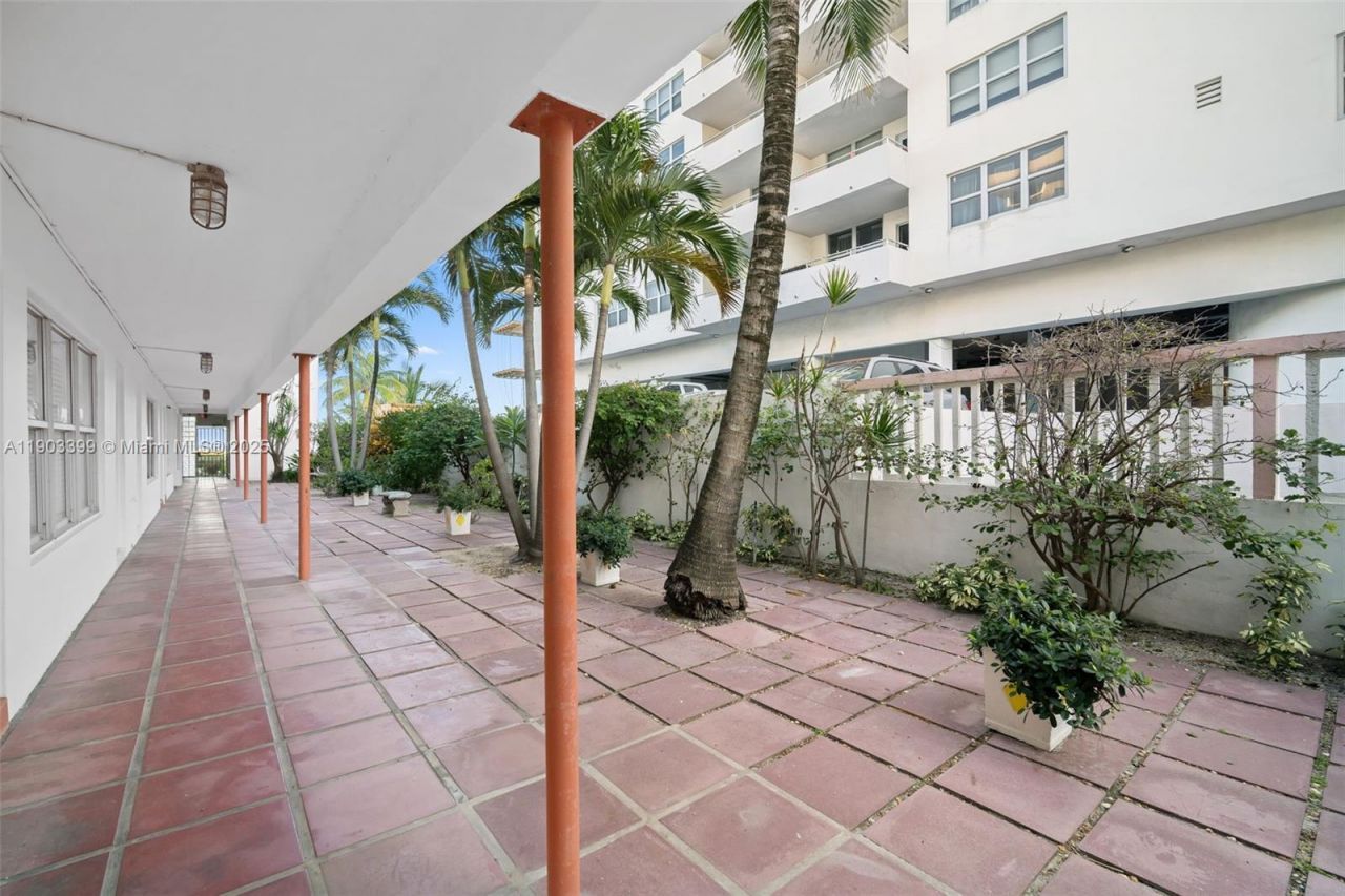 9241 Collins Ave, Unit 11, Surfside, FL 33154 Photo