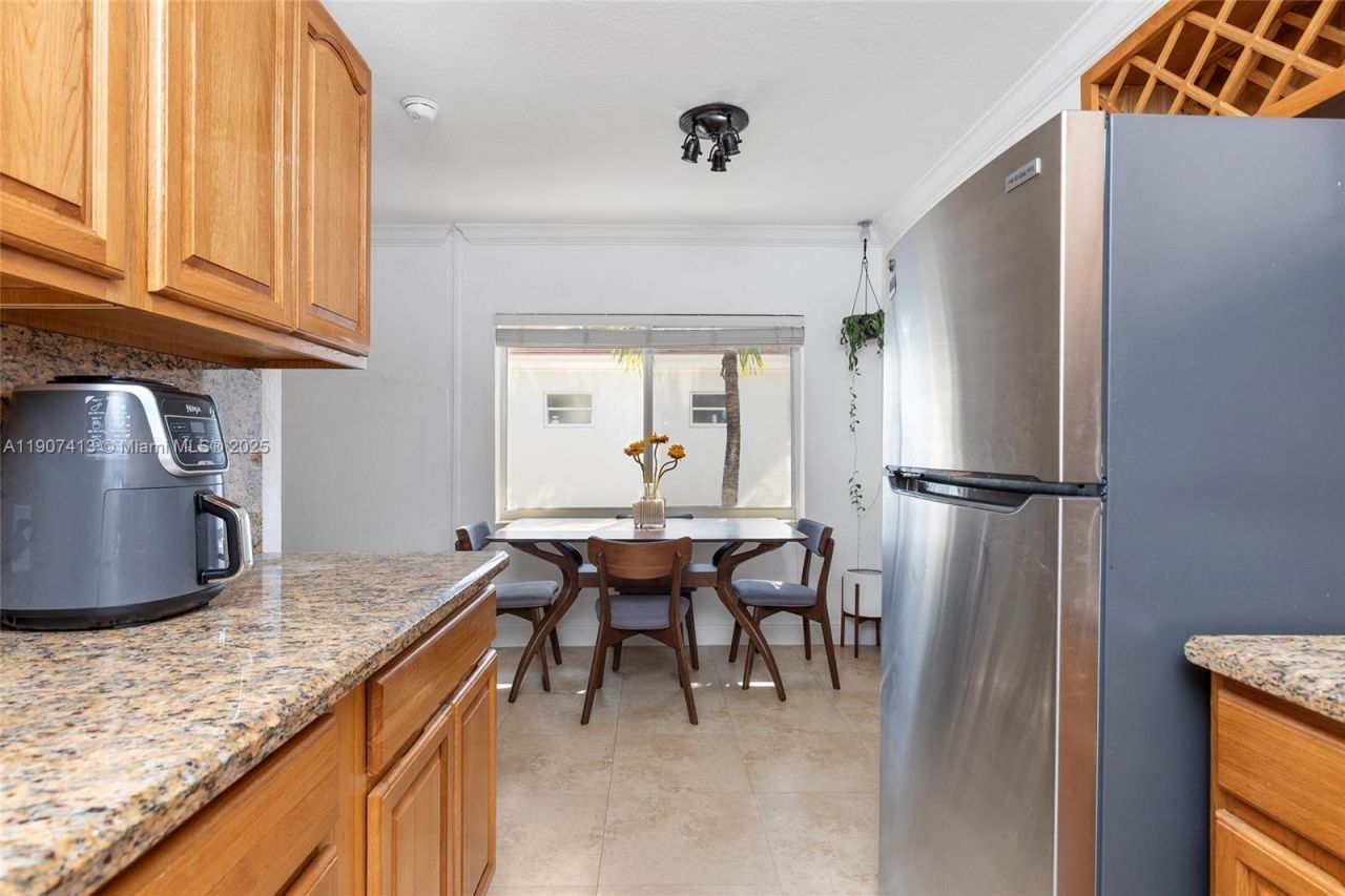 81 Edgewater Dr, Unit 203, Coral Gables, FL 33133 Photo