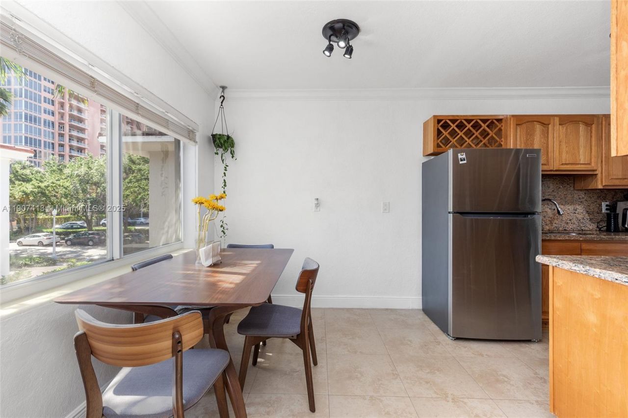 81 Edgewater Dr, Unit 203, Coral Gables, FL 33133 Photo