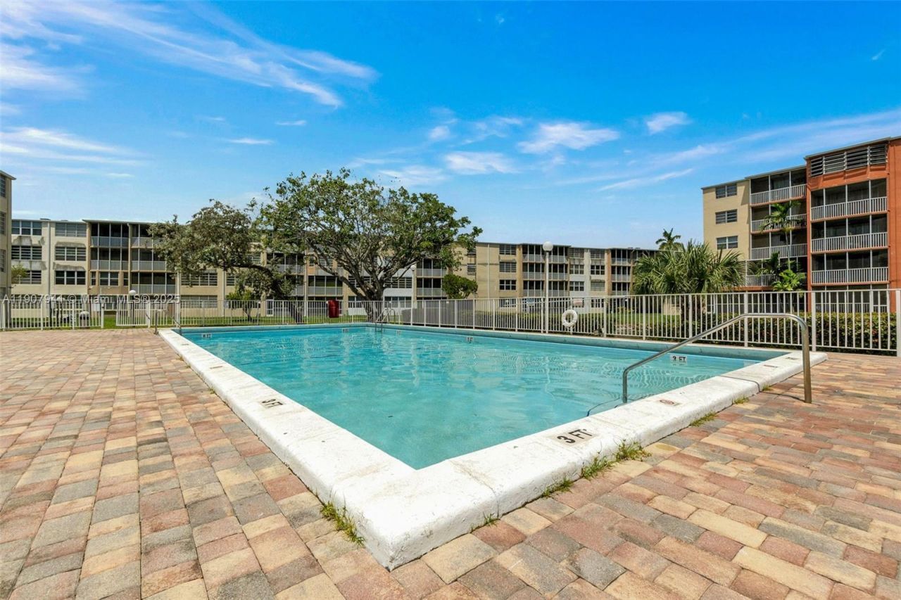 1690 NE 191st St, Unit 309-1, Miami, FL 33179 Photo