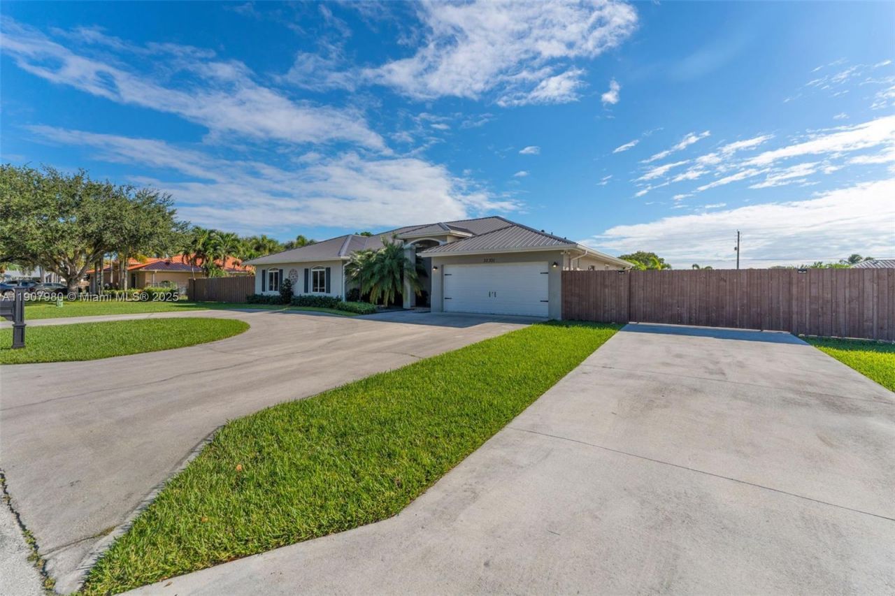 32301 SW 202nd Pl, Homestead, FL 33030 Photo