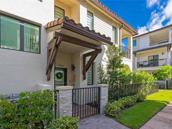 4608 NW 83rd Pkwy, Doral, FL 33166