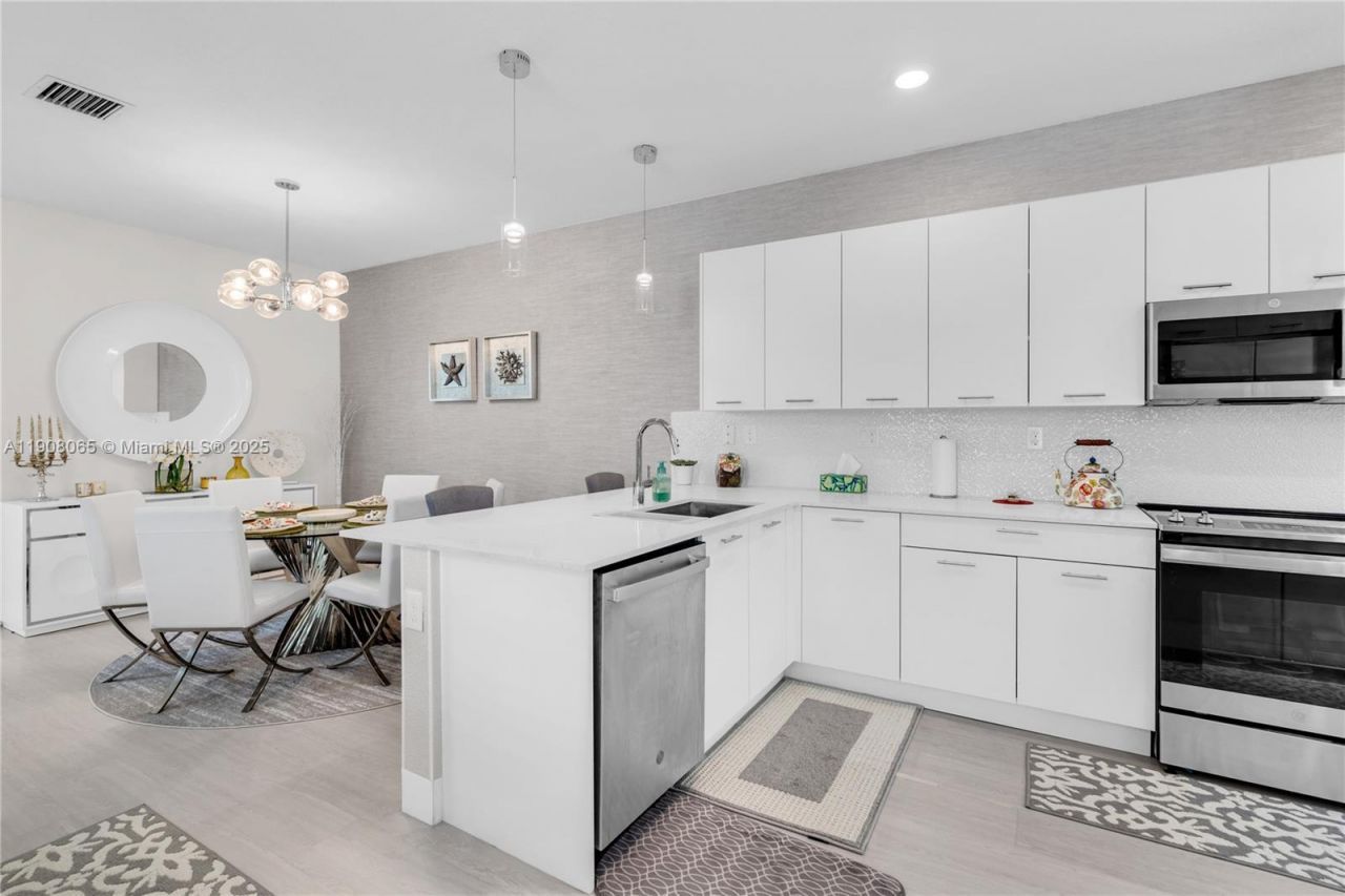 4608 NW 83rd Pkwy, Doral, FL 33166 Photo