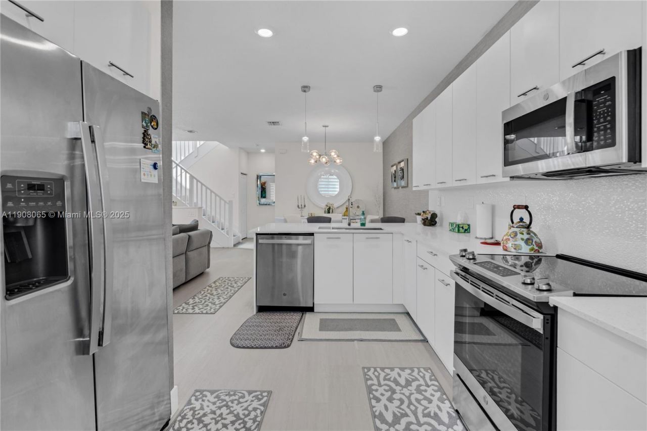 4608 NW 83rd Pkwy, Doral, FL 33166 Photo