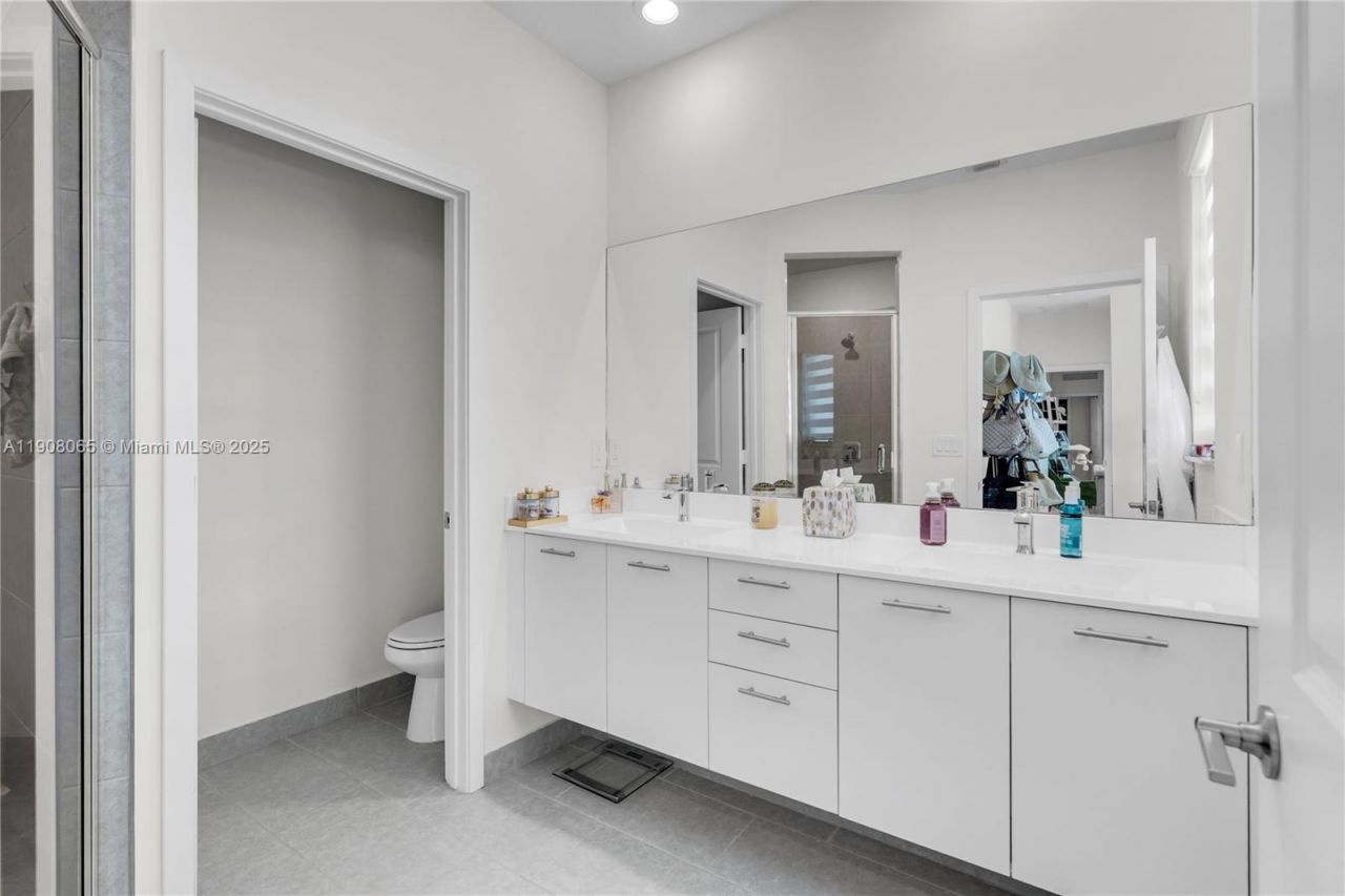 4608 NW 83rd Pkwy, Doral, FL 33166 Photo