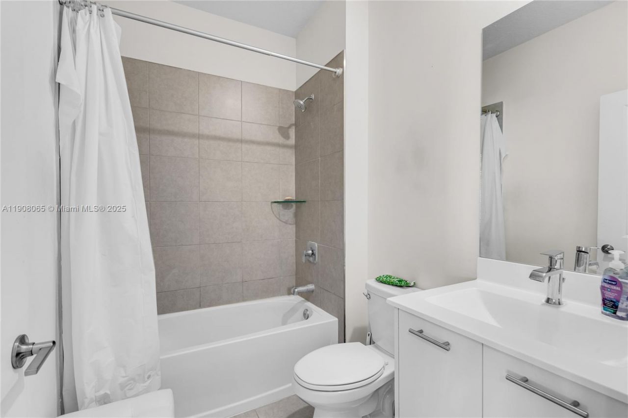 4608 NW 83rd Pkwy, Doral, FL 33166 Photo