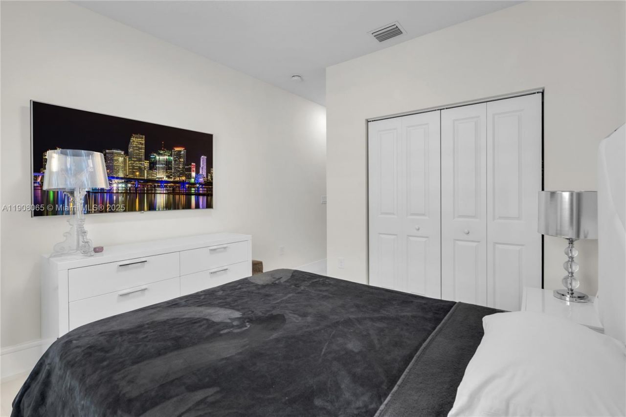 4608 NW 83rd Pkwy, Doral, FL 33166 Photo