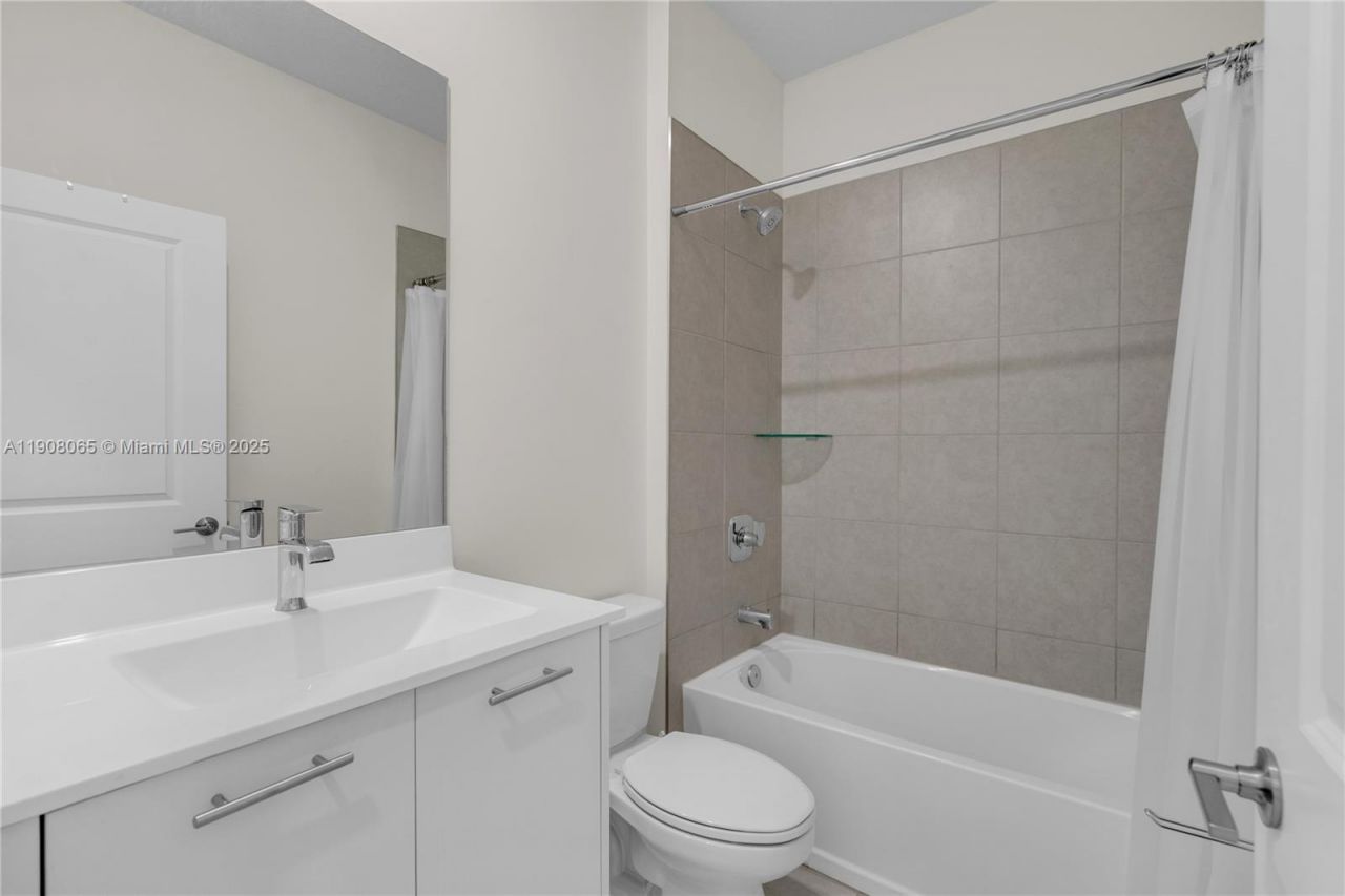 4608 NW 83rd Pkwy, Doral, FL 33166 Photo